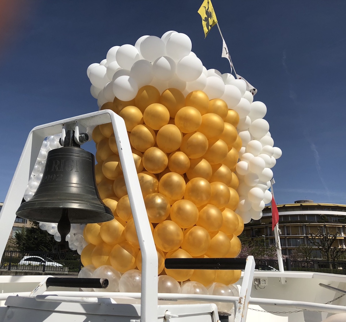 Im Zeichen des Humpens: Ballone auf dem Vorschiff der «Rigi», die als Zuger Bierschiff diente.