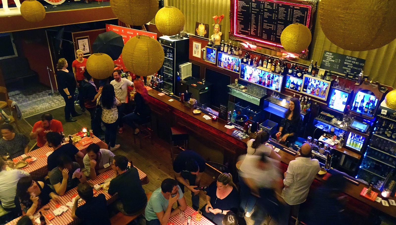 Die einen sitzen an den Tischen und spielen – andere vergnügen sich lieber direkt an der Bar im Madeleine.