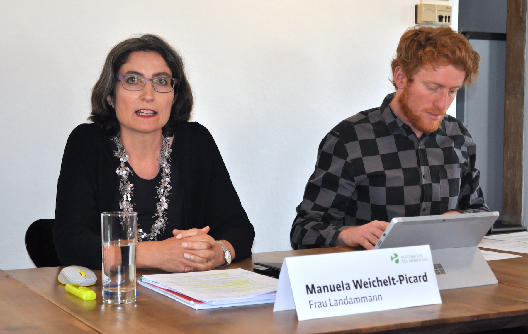 Manuela Weichelt-Picard gibt bekannt, dass sie im Herbst nicht mehr zur Wahl in den Zuger Regierrungsrat antritt. Rechts Andreas Lustenberger, Präsident der Zuger Alternative-die Grünen.
