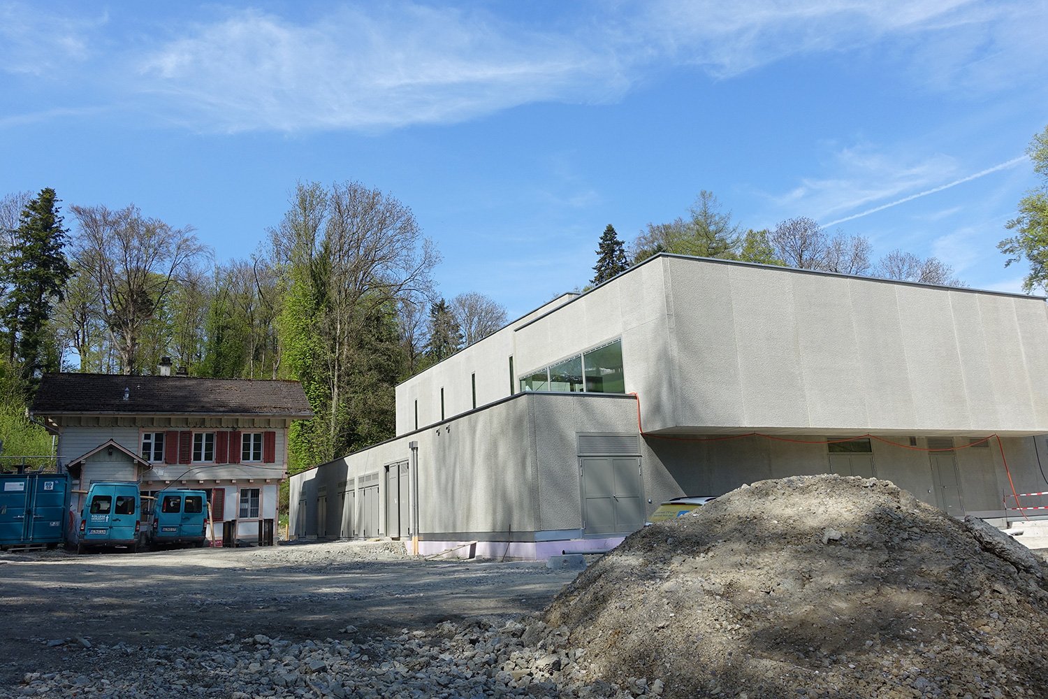 Das alte Haus vor dem neuen Quellwasserwerk wird bald weichen müssen.