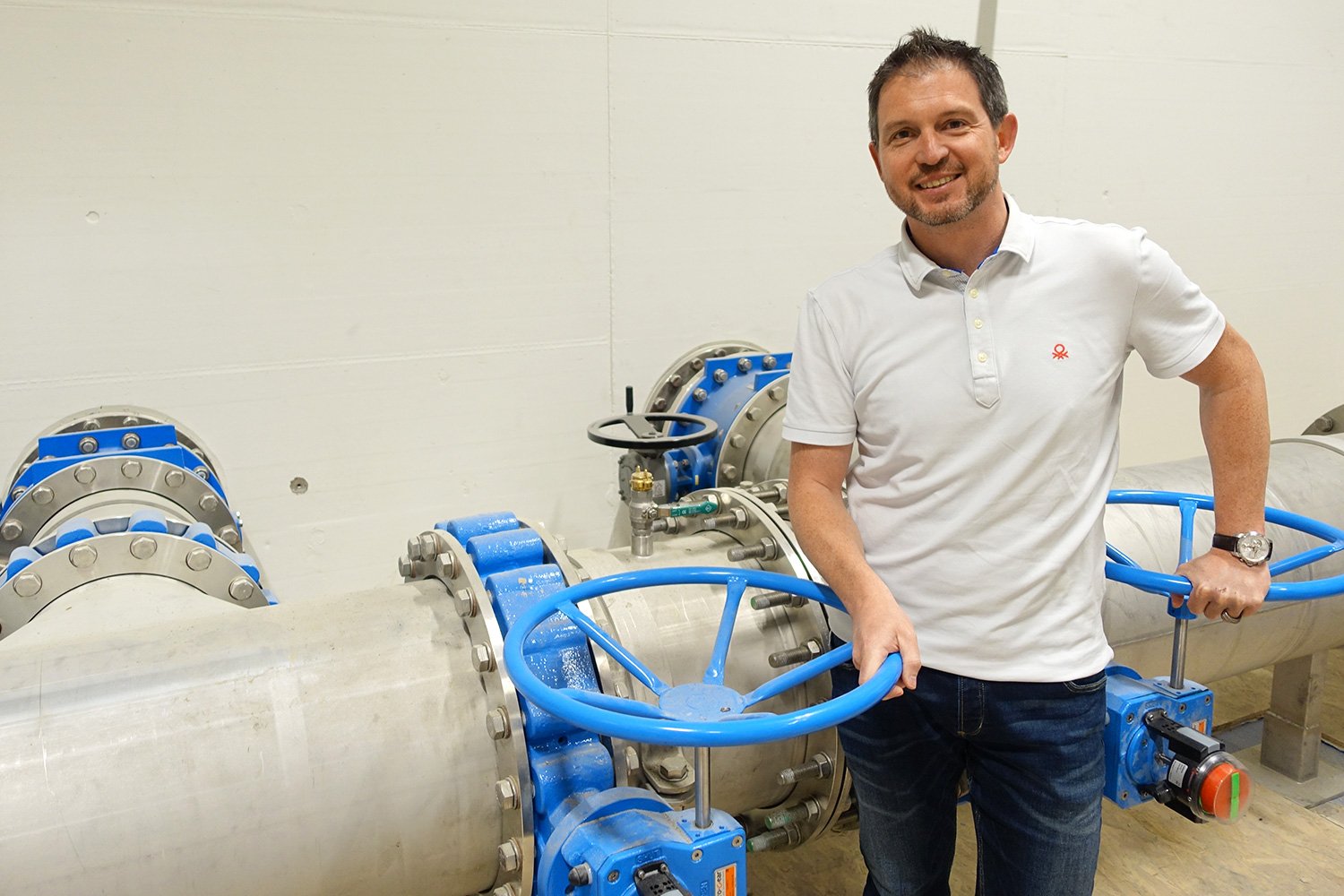 Claudio Ganassi zeigt, durch welche Röhren das Wasser ins neue Werk gelangt.