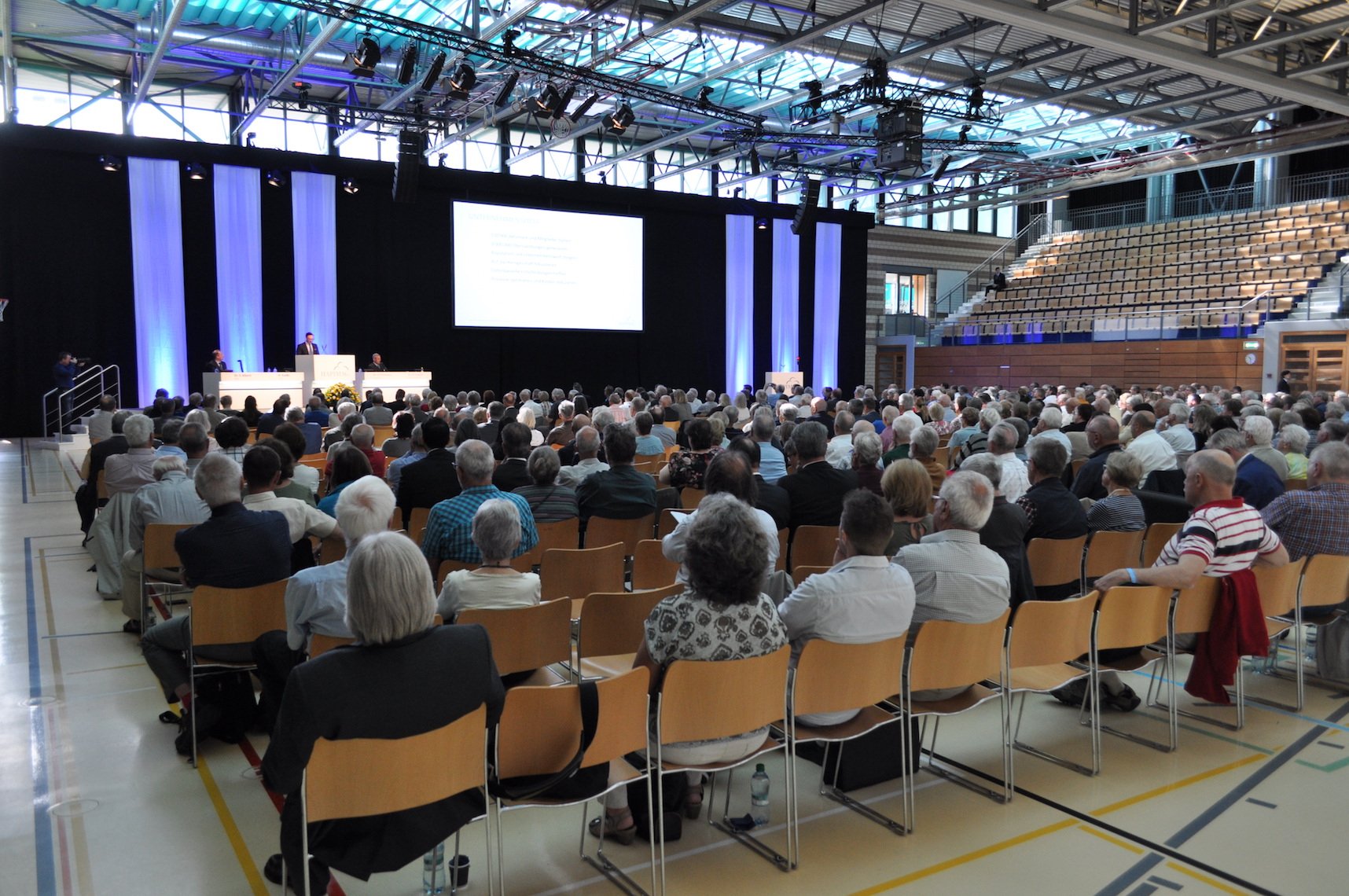 Hunderte Aktionäre des Wohnrechtsanbieters Hapimag verbrachten den gesamten Mittwoch in der Baarer Waldmannhalle.