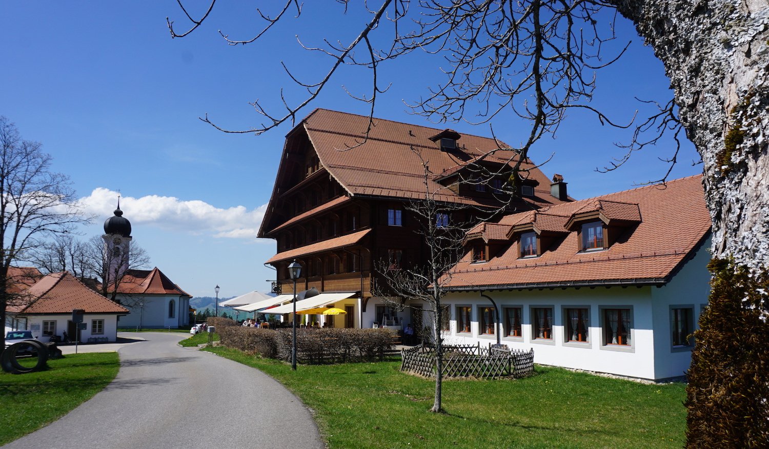 Das stattliche Kurhaus Heiligkreuz mit der Kirche im Hintergrund.