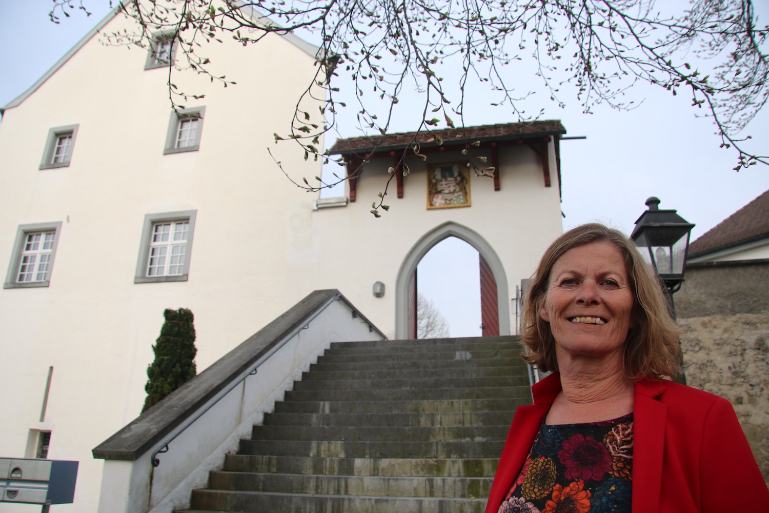 Silvia Steiner, Präsidentin der KKK Reiden vor dem Eingangsportal zur alten Ritterburg.