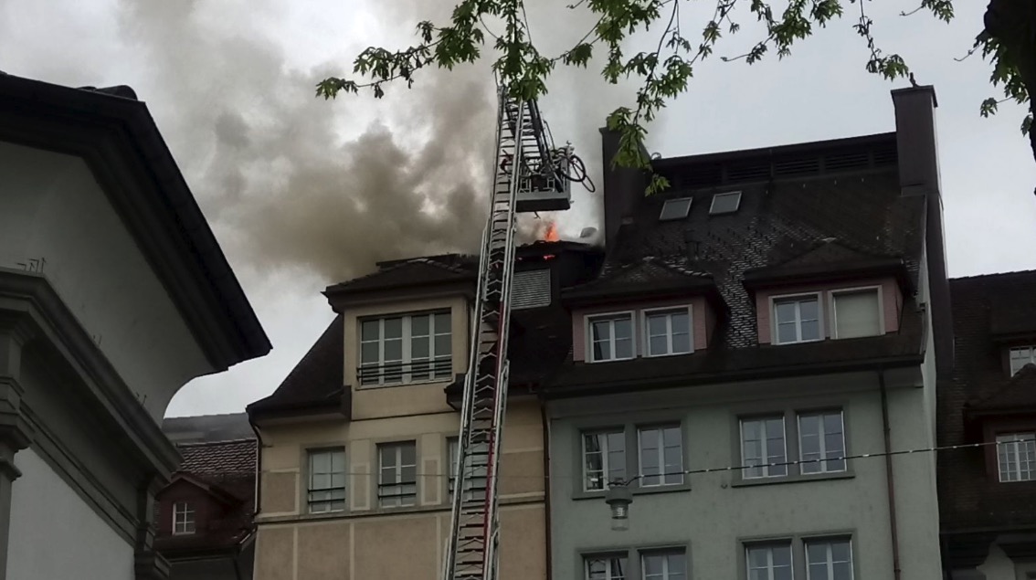 Um 12:45 war auch eine Flamme aus dem Dachstock sichtbar.