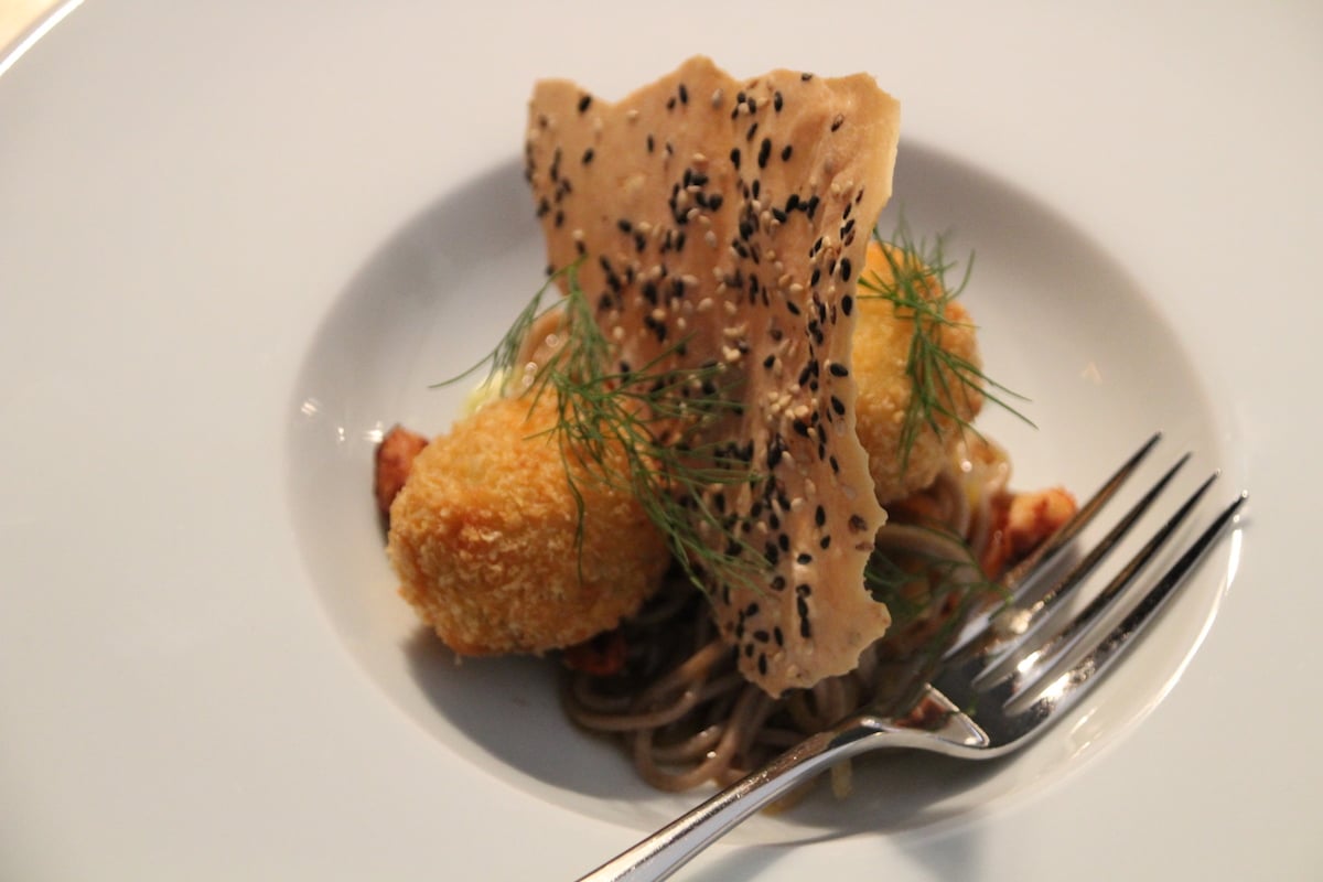 Crab Cakes, Gemüse-Sobanudelsalat, Asiavinaigrette, geröstete Erdnüsse – es schmeckt so gut wie's klingt.