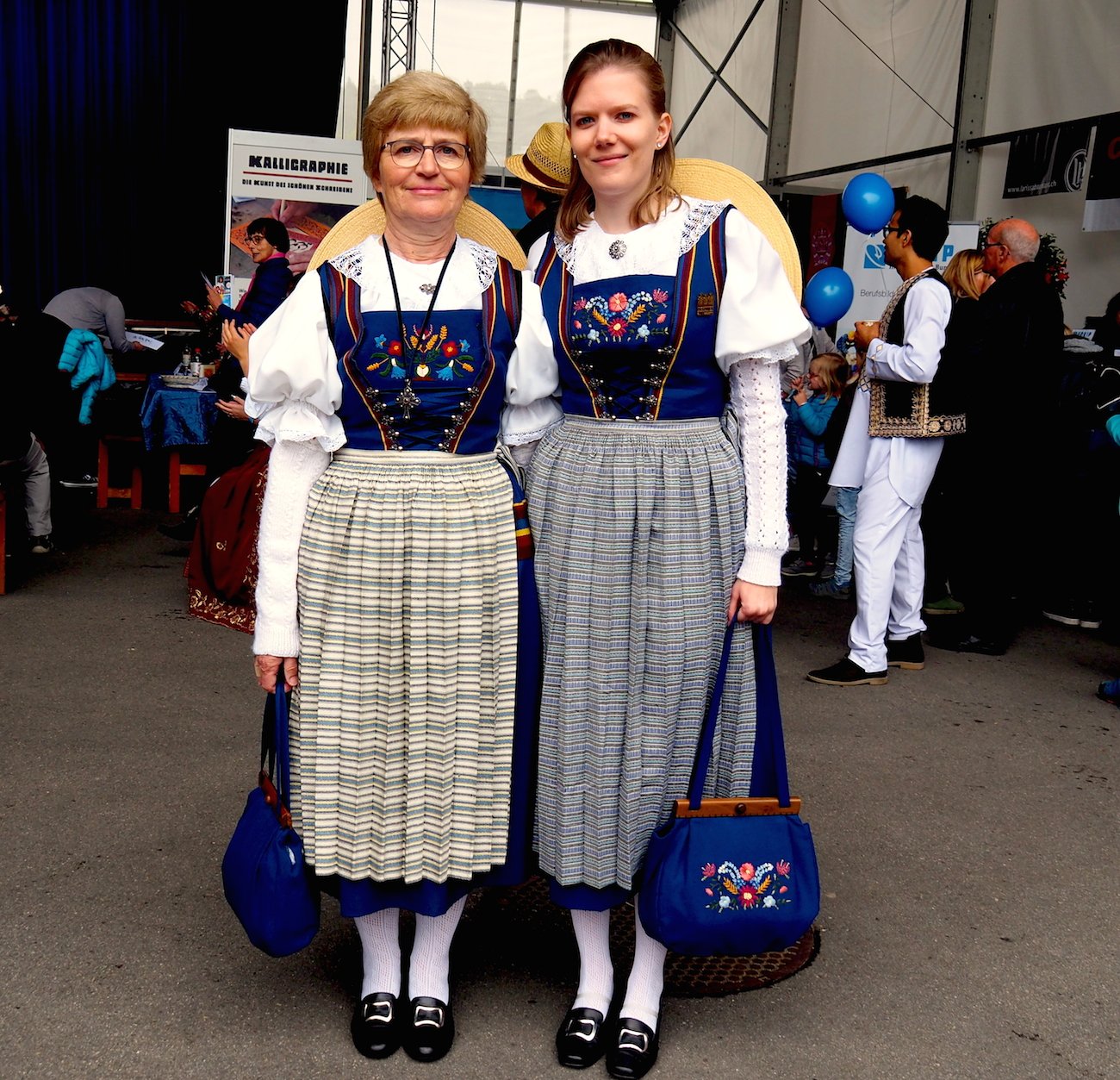 Mutter und Tochter in der Luzerner Sonntagstracht. (Bild: jav)