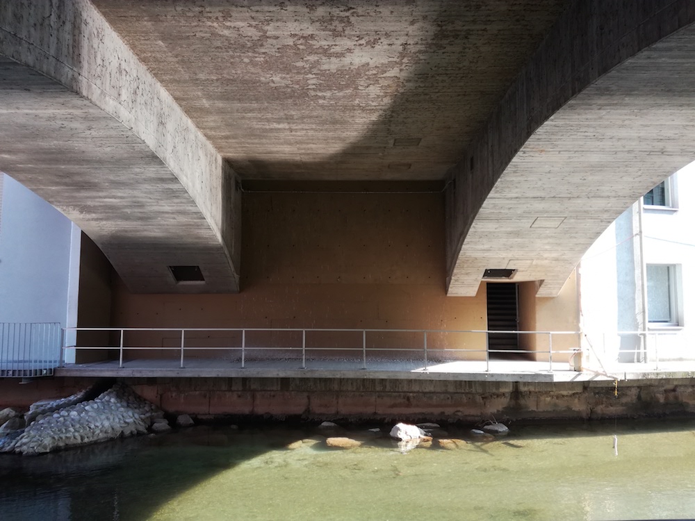 So trist und schattig sieht der mit Taubenkot verdreckte Ort unter der Brücke heute aus.