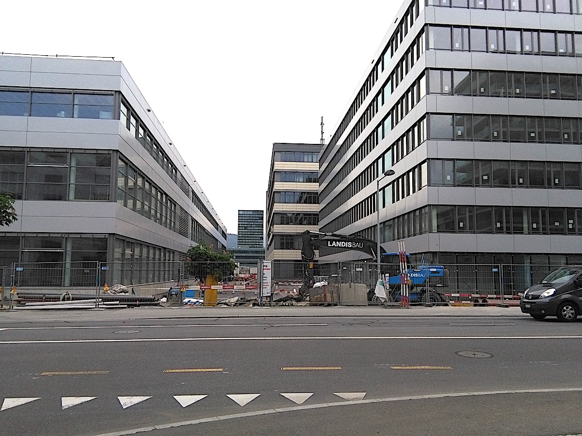 Von aussen schon so gut wie fertig: Links das neue Produktionsgebäude, rechts das Bürogebäude.