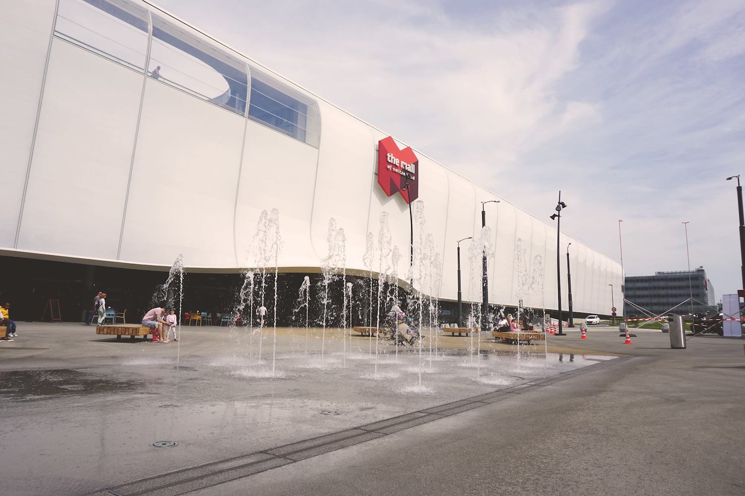 Wie das Eisfeld im Winter soll auch der Platz im Sommer regelmässig für Anlässe genutzt werden. Das Wasserspiel wurde im April eingeweiht.