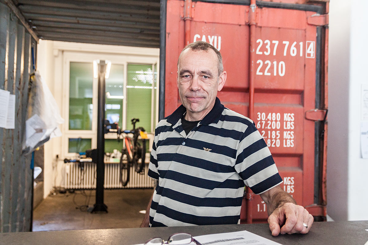 Velohändler Daniel Keller im Geschäft Stromvelo.