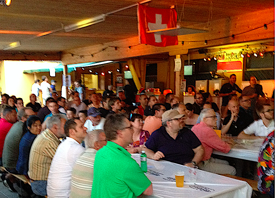 Biergemütlich unter Freunden und Arbeitskollegen: Public Viewing beim FC Baar.