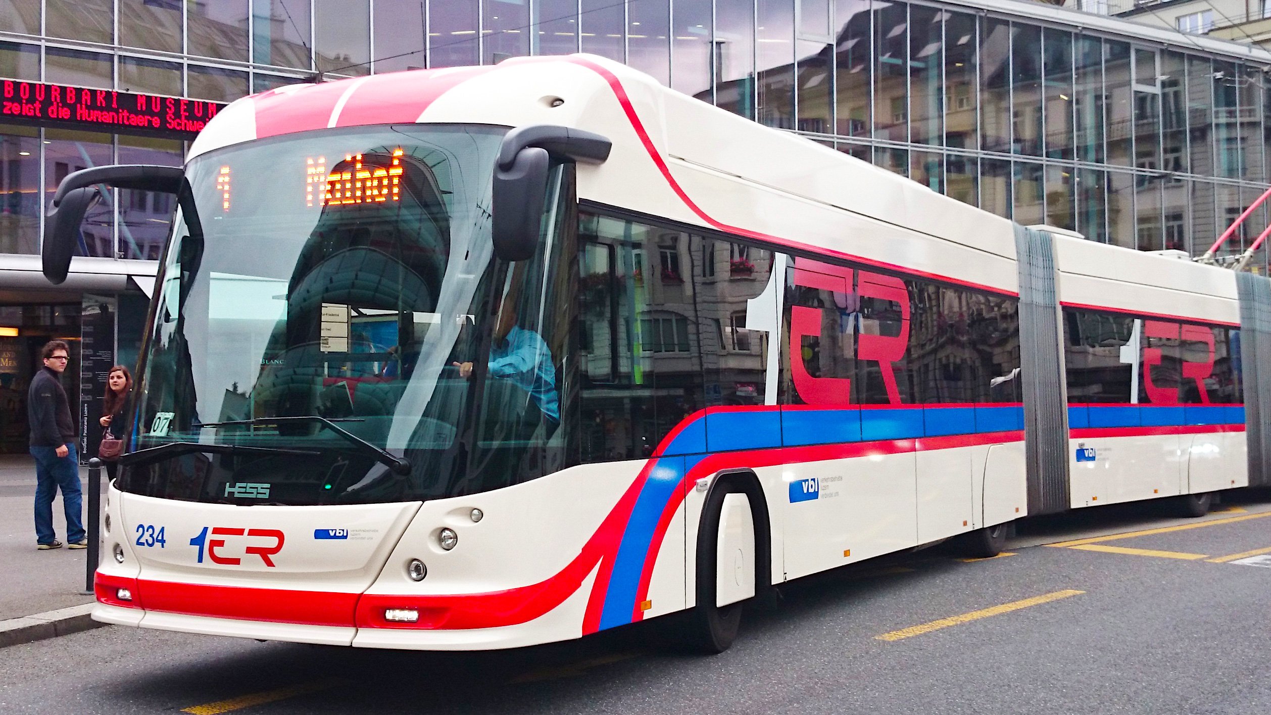 29 Doppelgelenk-Trolleybusse fahren auf dem VBL-Netz.