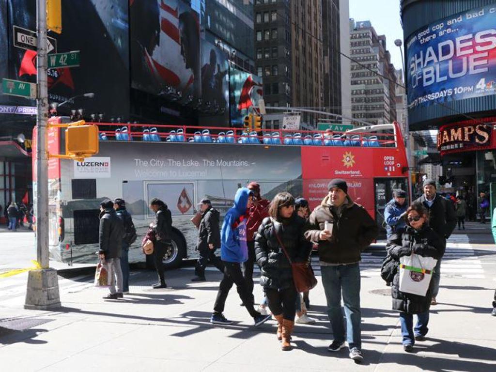 Die Schweiz zu Gast am New Yorker Times Square. Die Werbeoffensive auf Bussen hat gefruchtet.