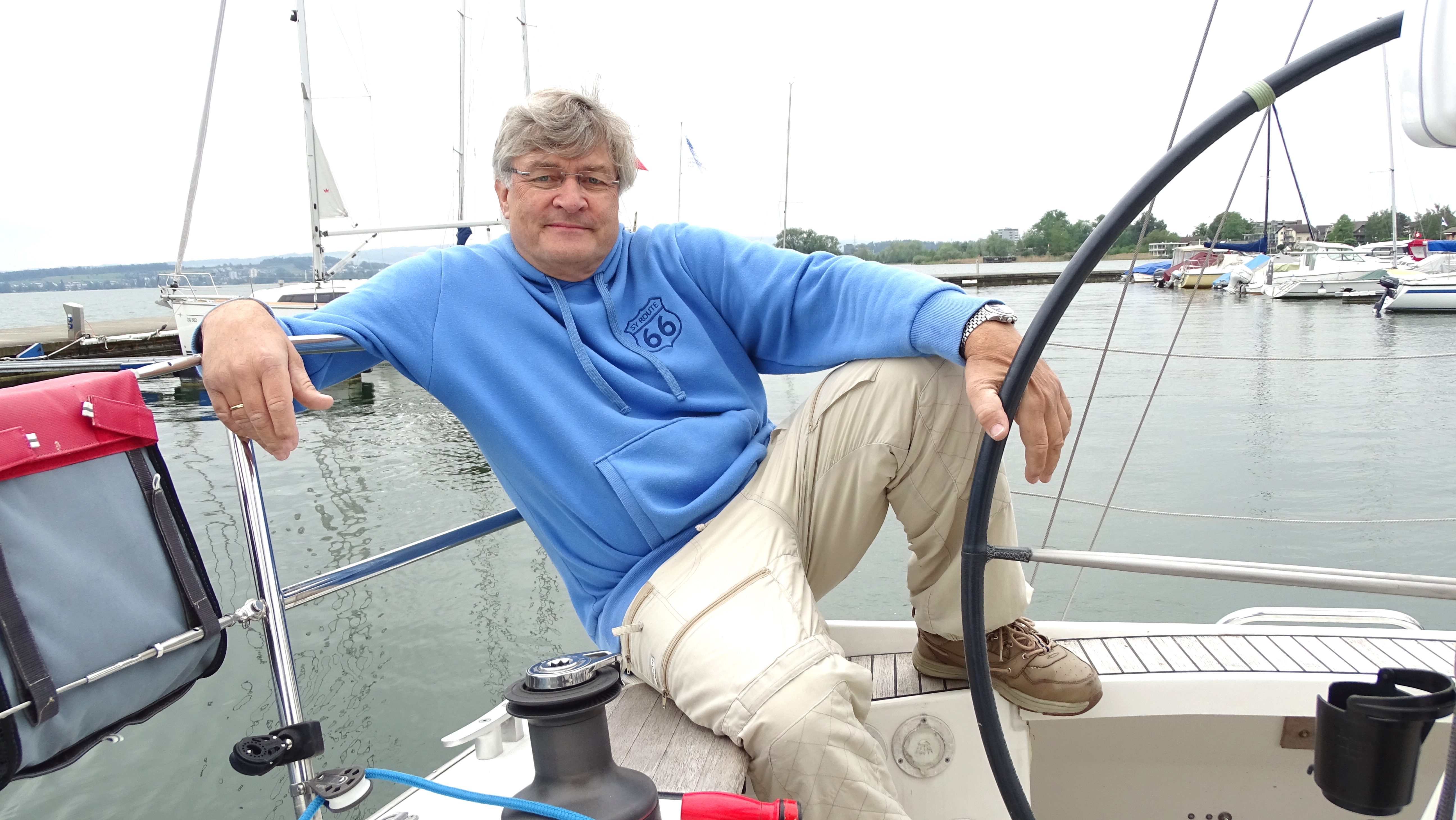 Seine Lieblingsposition: Wolfgang Hass geniesst beim Segeln vor allem die Ruhe auf dem Wasser.