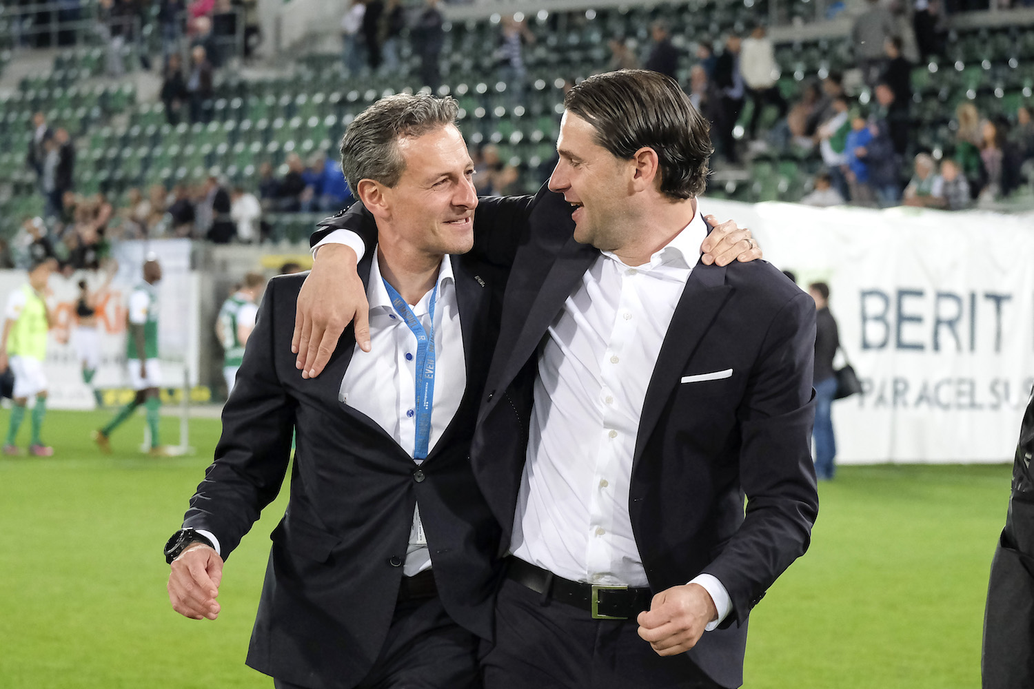 Nach dem Spiel in St. Gallen jubeln Philipp Studhalter und Trainer Gerry Seoane über die Europa League Qualifikation. 