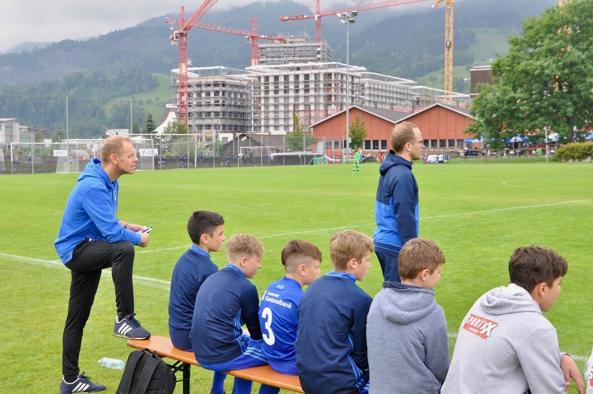 Die Trainer sprechen stets mit den Spielern auf der Bank.