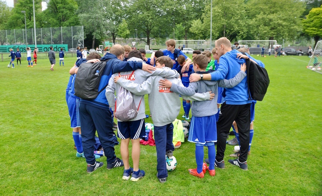 Nach dem Spiel gibt es motivierende Worte des Trainerteams.