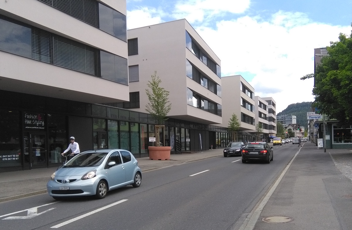 Die nördliche Fassade der Marktgasse, dort wo früher noch alte Beizen residierten, erhält in der jüngsten Stadtananalyse von Baar keine guten Noten. Ob da die Bäumchen irgendetwas bewirken können?