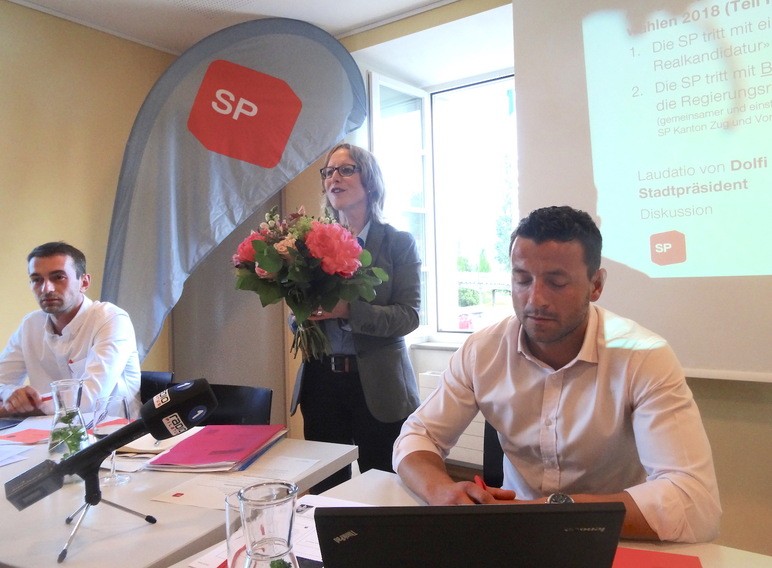 Drei aus der Geschäftsleitung der SP des Kantons Zug, Drin Alaj (links), Barbara Gysel und Zari Dzaferi.