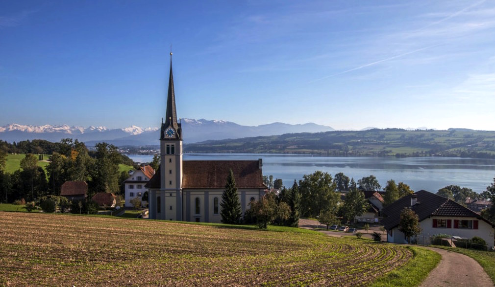 Oberhalb der Kirche Eich hat man einen schönen Blick auf den Sempachersee und den Pilatus. Die Autobahn führt wenige Meter daran vorbei – jedoch unter dem Boden.