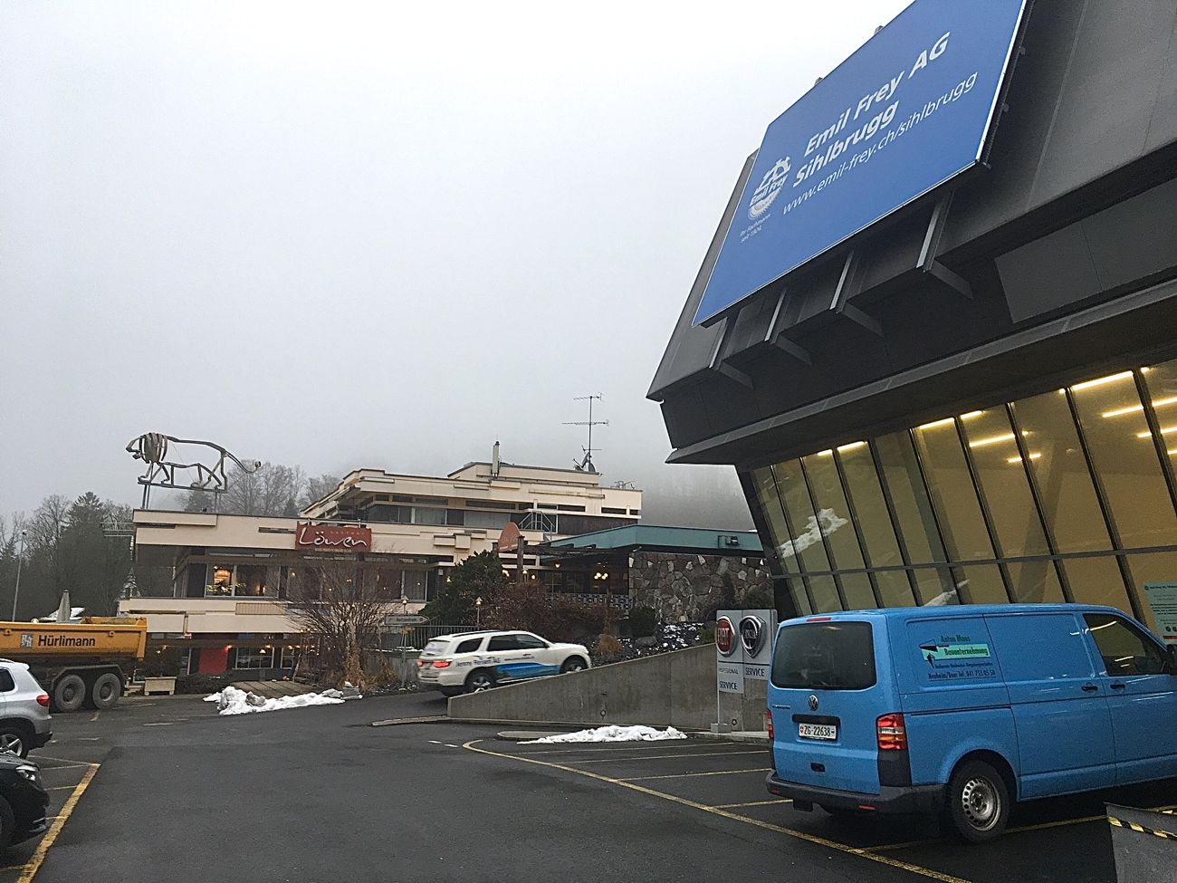 Sihlbrugg: Geht's dem Restaurant Löwen (im Hintergrund) bald an den Kragen? Rechts die expandierende Emil-Frey-Garage.