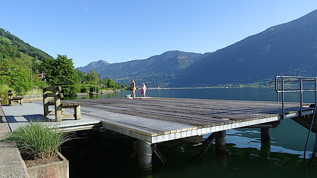 Ideal für Sonnenanbeter: Die Holzplattform in der Badi Walchwil.