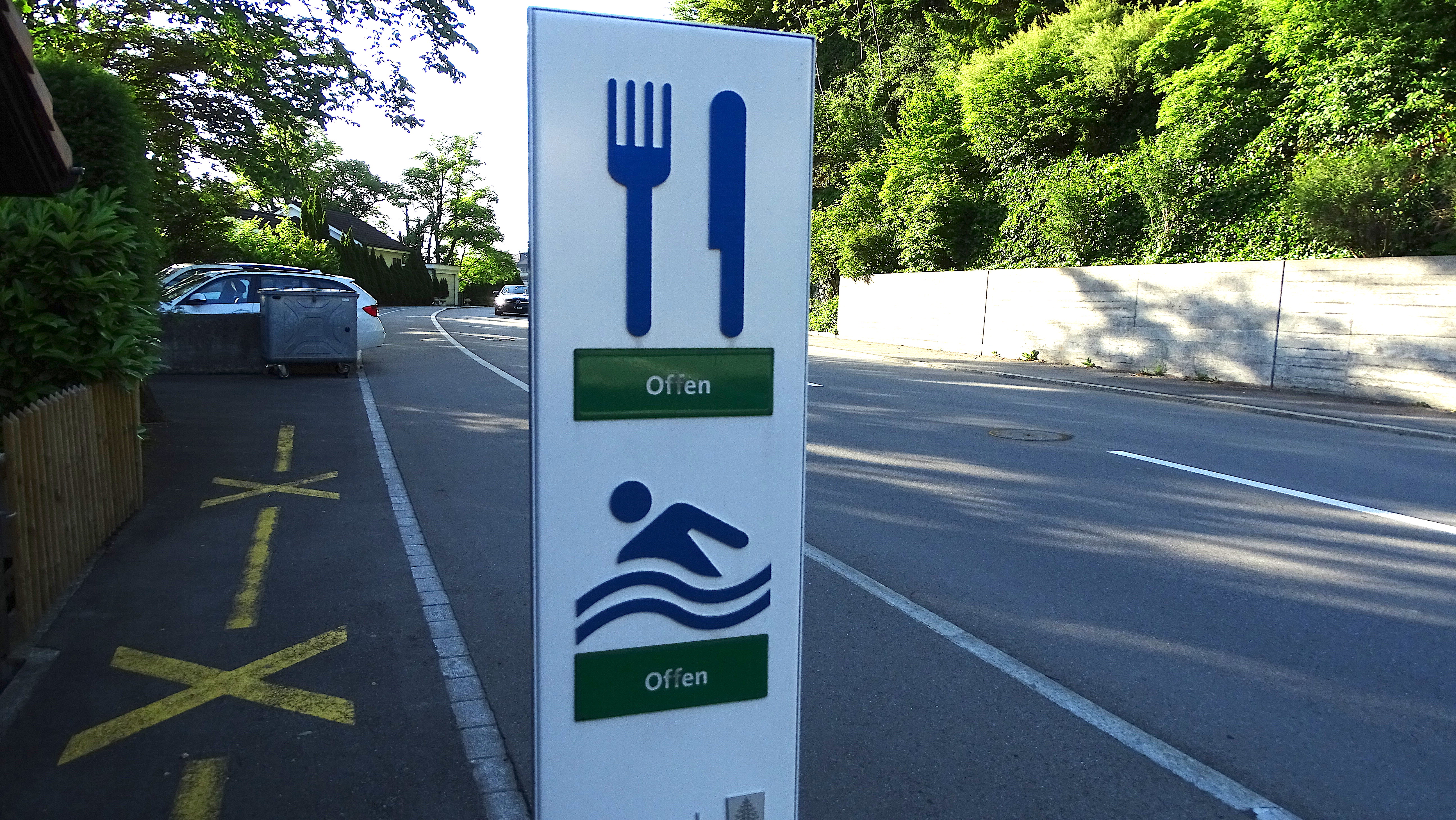 Wer Glück hat, erwischt vor der Walchwiler Badi sogar noch einen Schattenparkplatz.