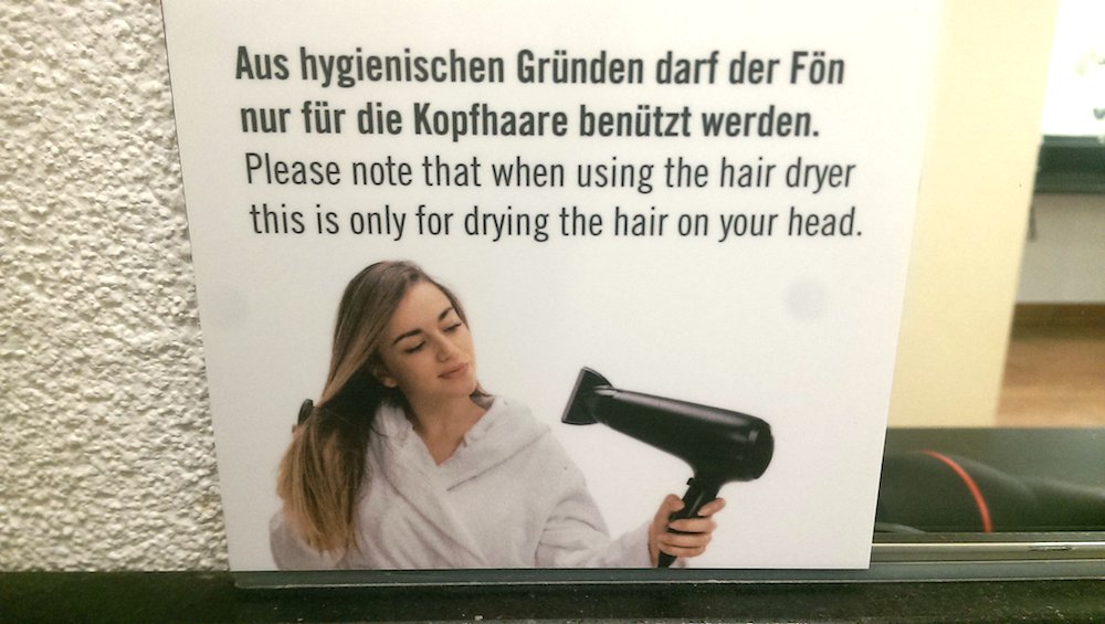 Das Schild im Wellness-Bereich des Fitnessparks National in Luzern sorgt für Lacher.