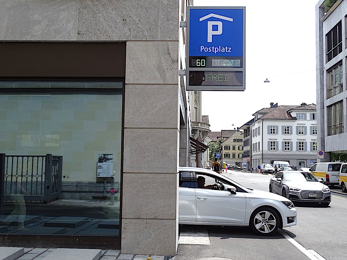 Bis jetzt noch wenig begehrt bei Autofahrern: das neue Postplatz-Parkhaus mit 100 Parkplätzen.