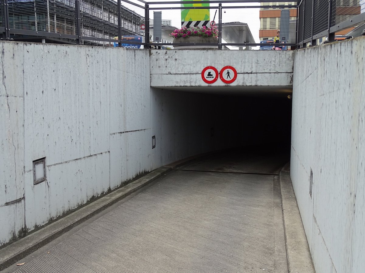 Das schwarze Parkhausloch in Baar beim Bahnhof: das Geisterbahn-Feeling für Autofahrer.