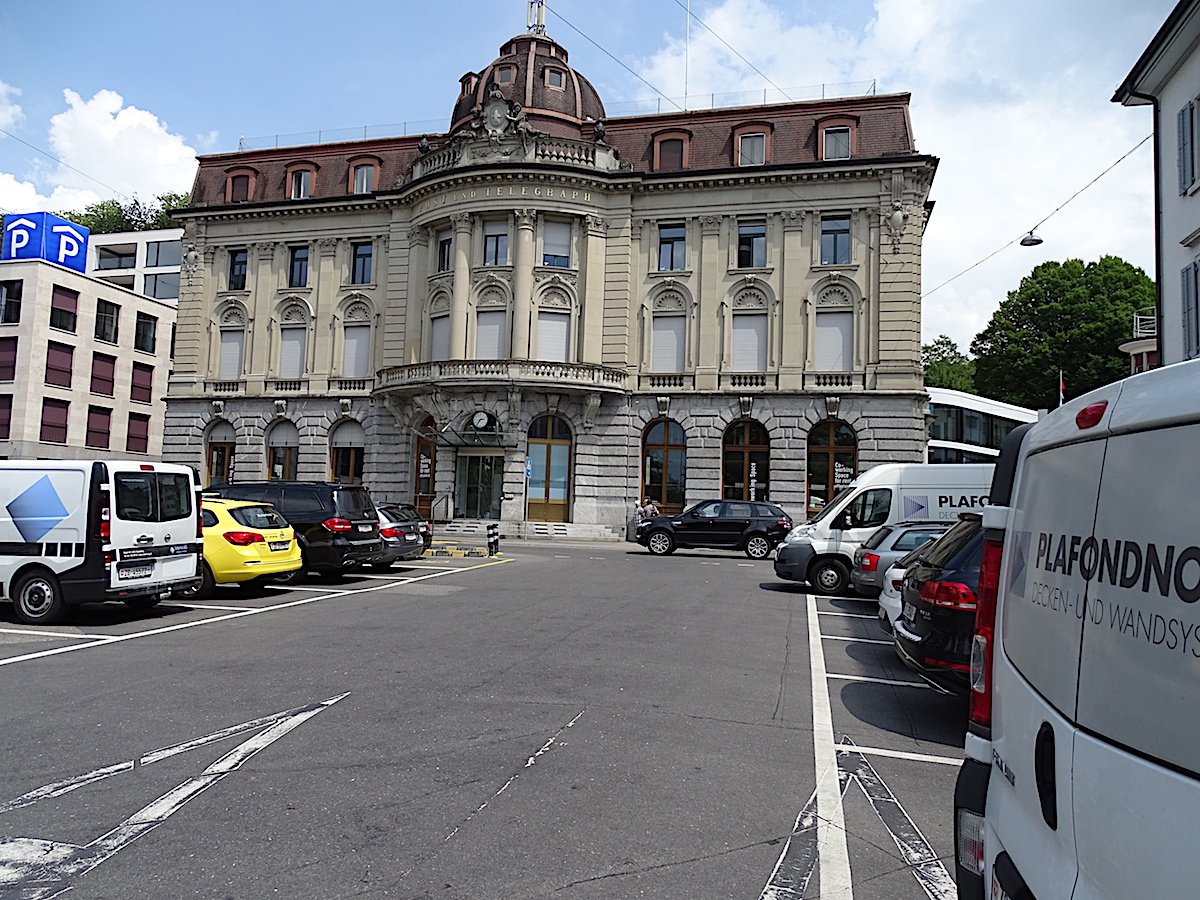 Das Parkhaus am Postplatz ist gut signalisiert für Autofahrer – doch die meisten parkieren nach wie vor draussen auf dem oberen und unteren Postplatz.