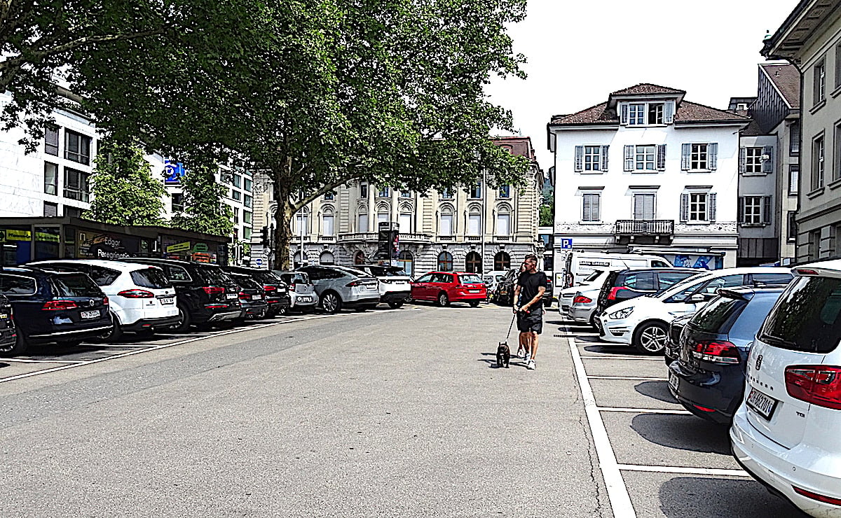 Diese 25 Parkplätze auf dem unteren Postplatz in Zug und 17 weitere in der Zuger Altstadt wird es wohl auch künftig geben. Die entsprechende Initiative wurde am Sonntag mit deutlicher Mehrheit angenommen.