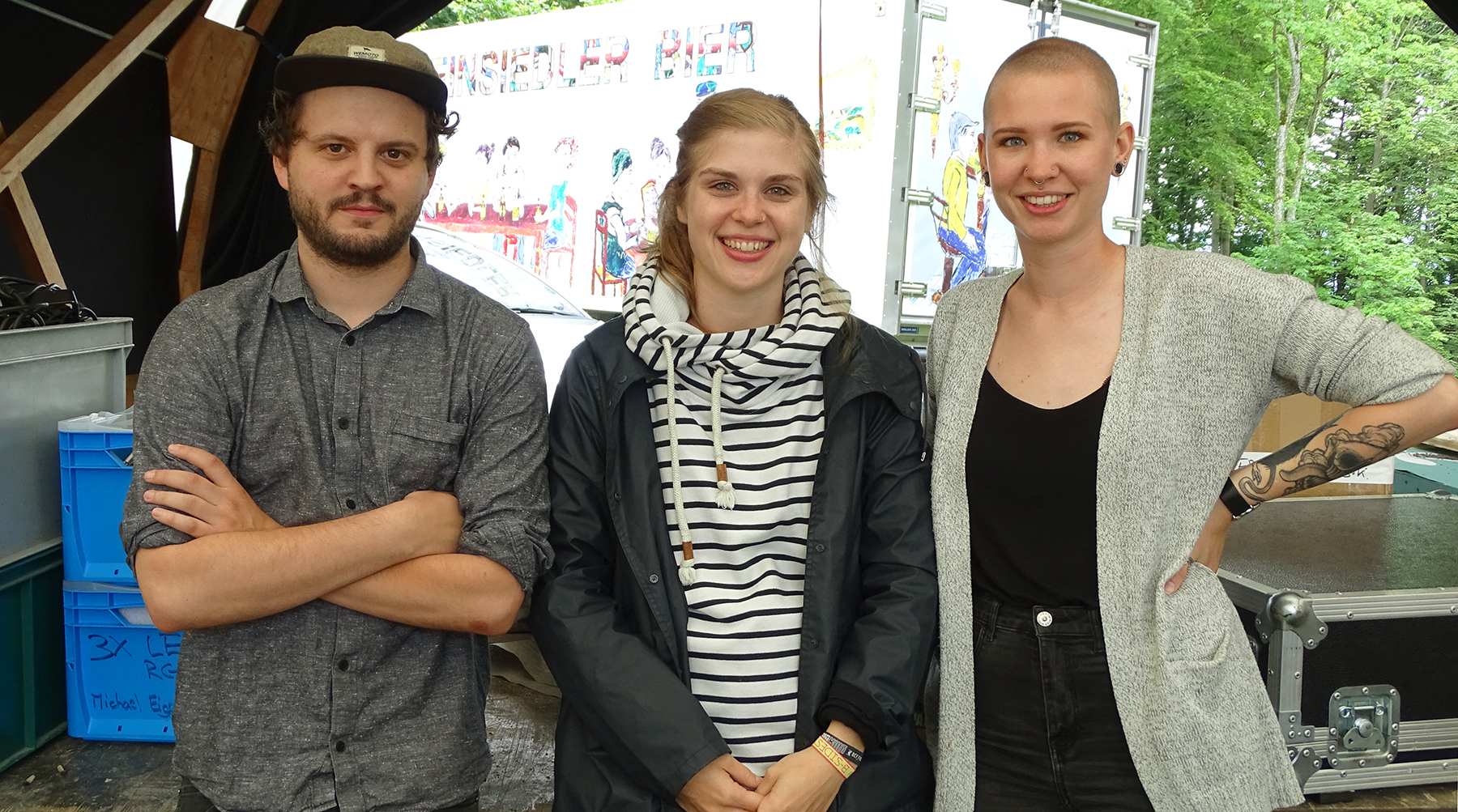 Benedikt Geisseler, Jennifer Jans und Vera Frasson, die für das Foto aus dem Festivalbüro krochen.