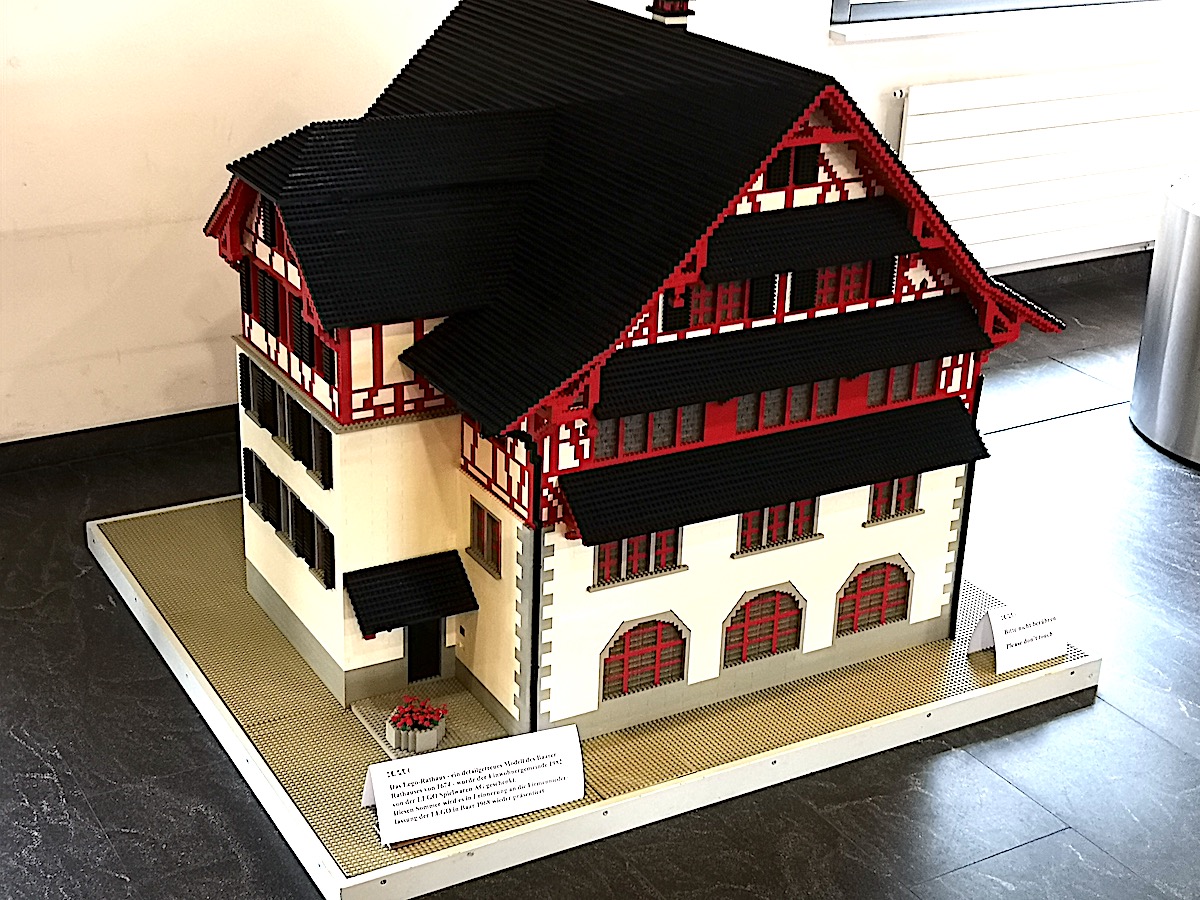 Wieviel Demokratie will und braucht die Gemeinde? Zur Zeit kann auf jeden Fall nicht nur das Stimmvolk das Lego-Modell des barocken Baarer Rathauses anno 1674 im Gemeindezentrum bestaunen.