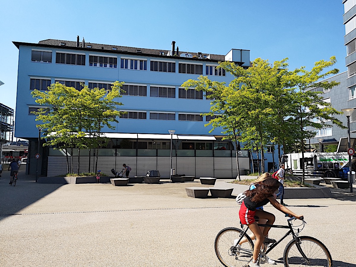 Zwischen Bahnhof und Migros: Der Platz in Baar, der nicht funktioniert. Höchstens ein paar verliebte Jugendliche, die sich zum heimlichen Knutschen treffen, oder ein paar Mütter zum Eisessen, verirren sich hierher.