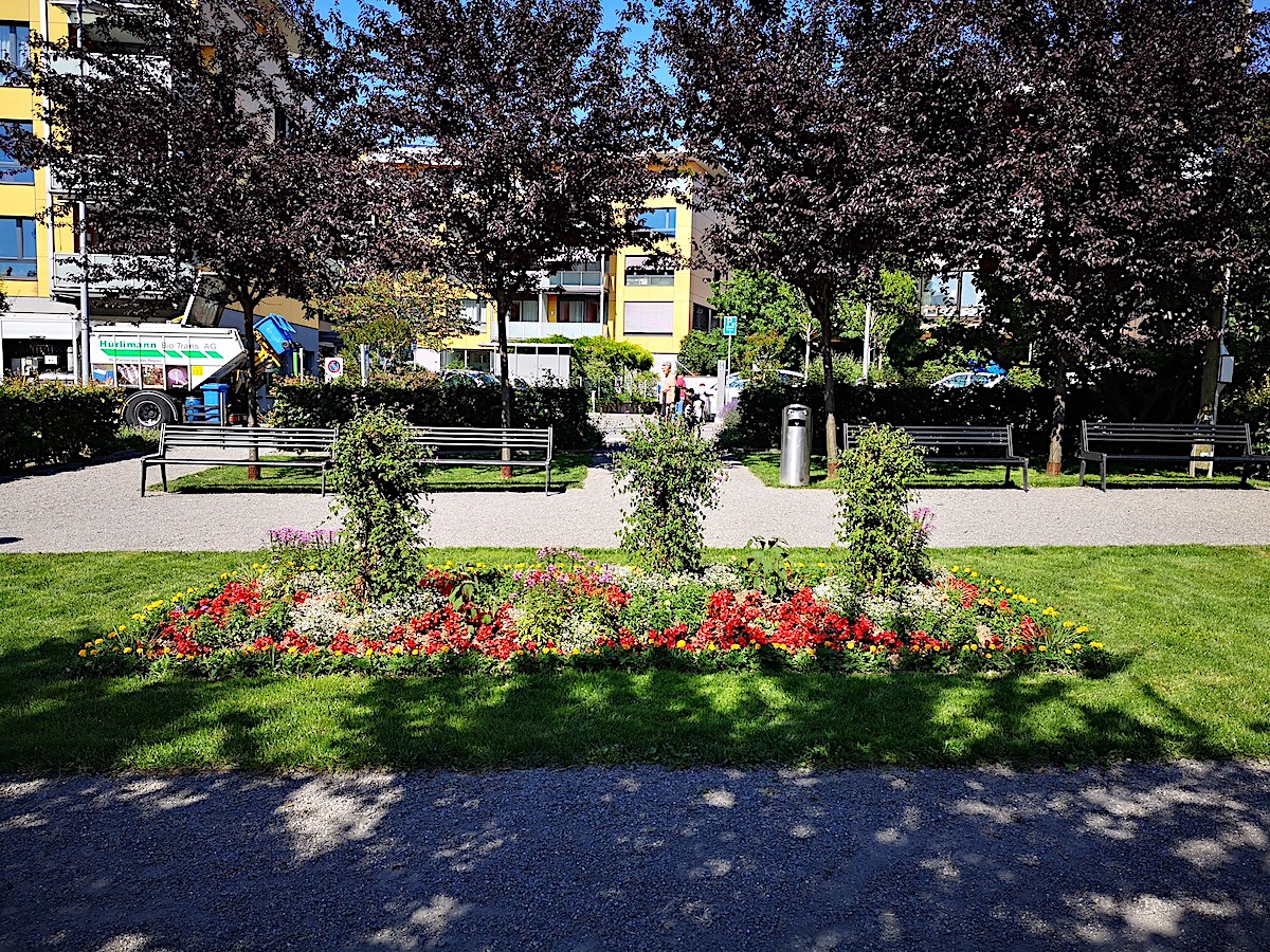 Ein Platz in Baar, der ein bisschen funktioniert: Lauschige Idylle zwischen Bahnhof und Dorfstrasse. Ab und zu kicken hier ein paar Kinder, und einzelne Erwachsene lesen und rauchen hier. 