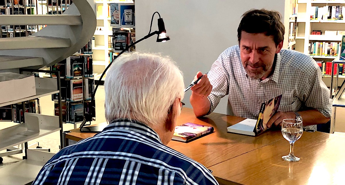 Kurzer Schwatz mit dem Fan: Peter Stamm beim Signieren.