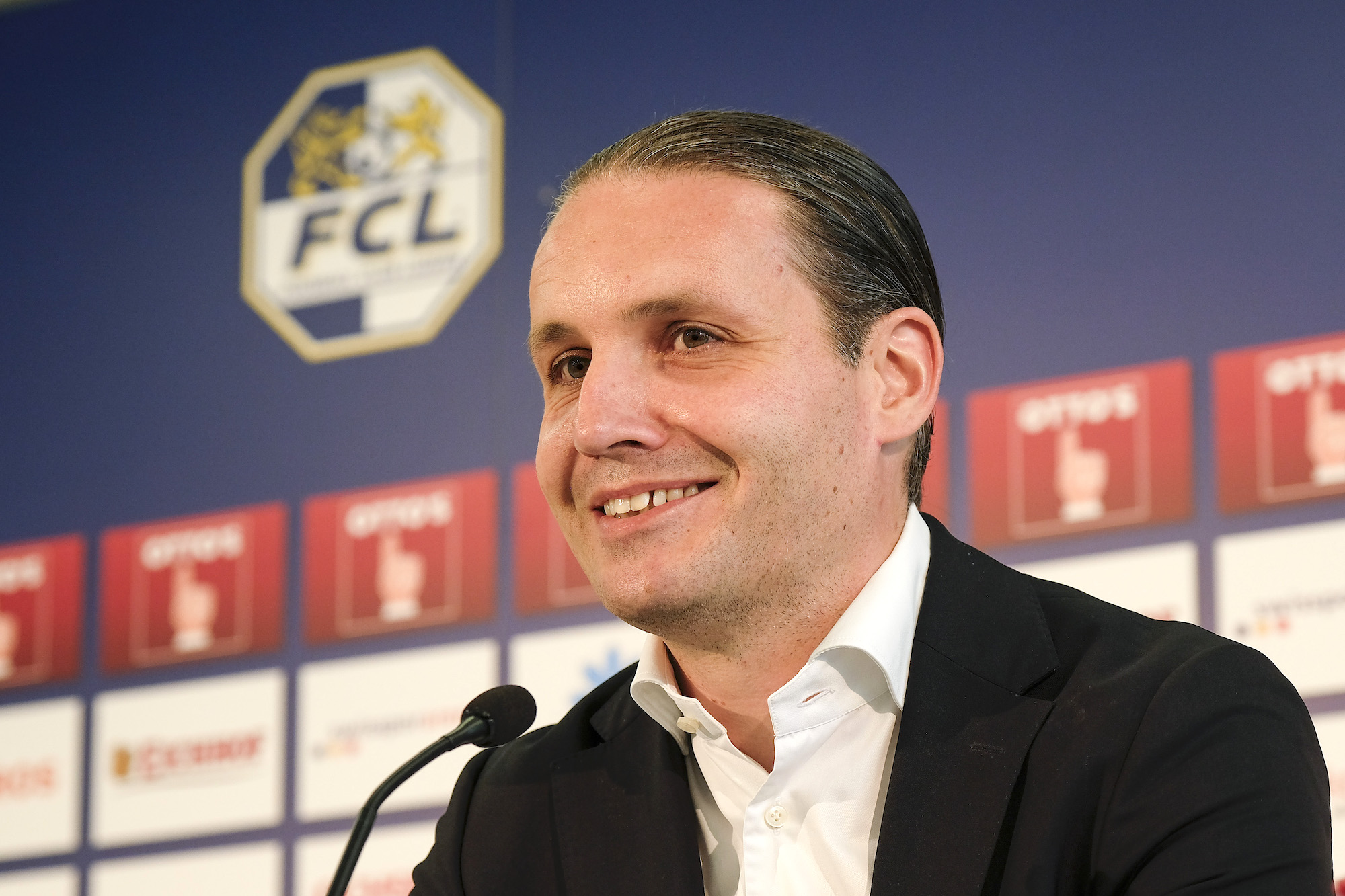 Endlich mit einem Lachen: Stolz präsentiert Sportkoordinator Remo Meyer den neuen Cheftrainer des FCL.