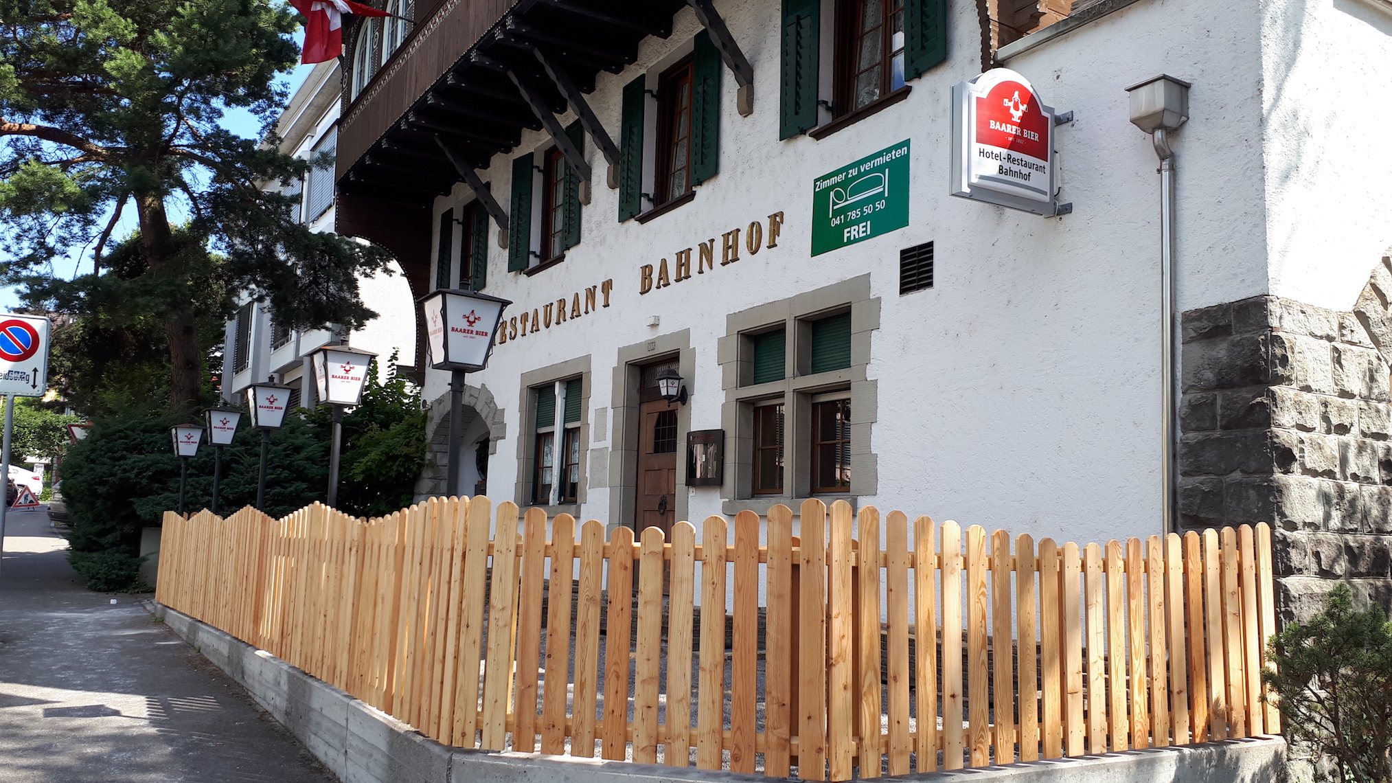 Neuer Gartenhaag für die Gartenbeiz, neues Wirtshausschild: Hotel Bahnhof, Cham.