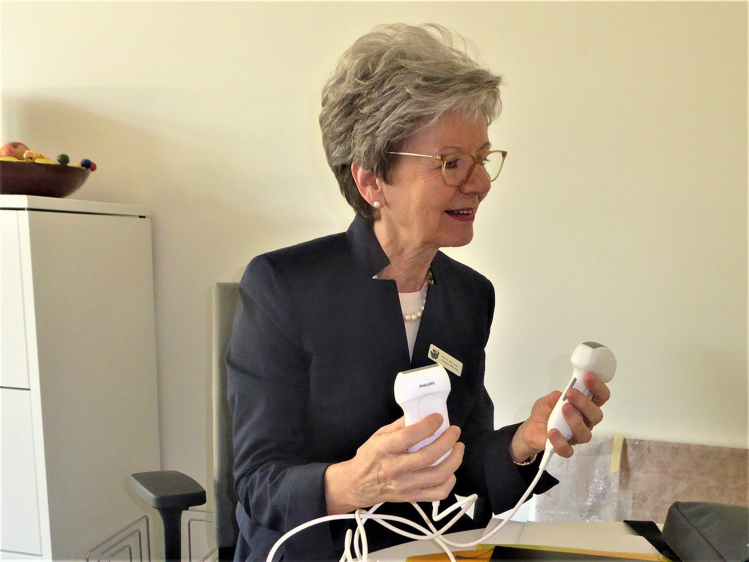 Verena Briner, medizinische Direktorin des Waldhotels, demonstriert die mobilen «Pocket»-Ultraschallgeräte.