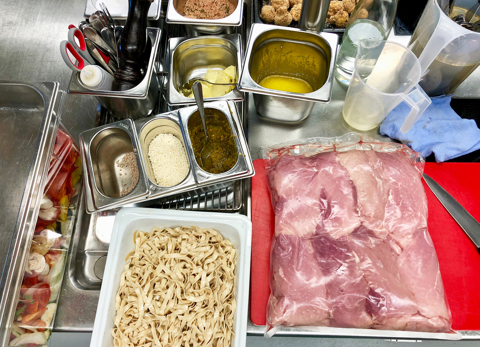 Ein Tag in der Küche: Für Fleischnachschub ist im Restaurant Quai4 gesorgt.