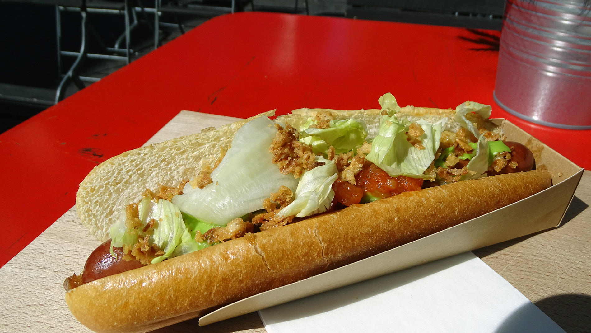 Der «Fresh-Dog»: Eine Rindswurst im Brioche, umgeben von Guacamole, Tomaten, Relish, Sauerrauhm, Eisbergsalat und Röstzwiebeln.