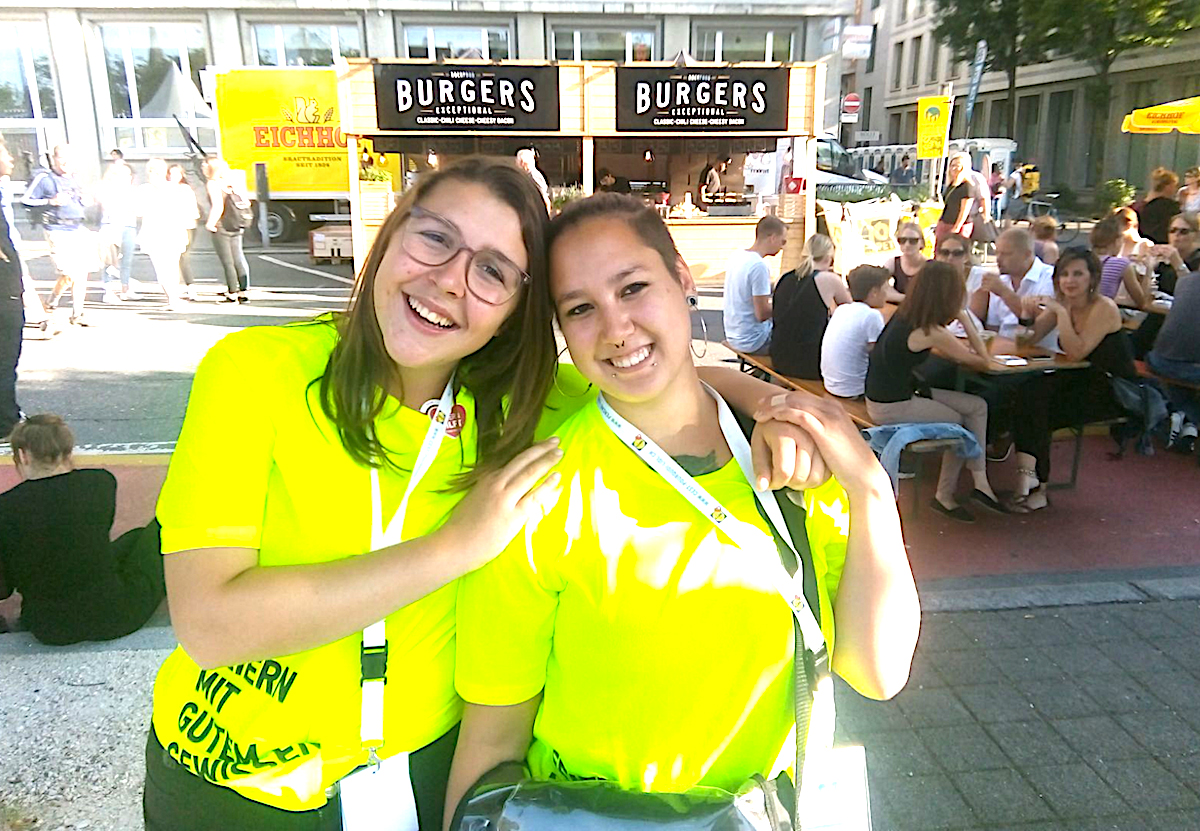 Zwei der vielen Helferchen am Luzerner Fest: «Wir helfen gerne freiwillig für einen guten Zweck!»