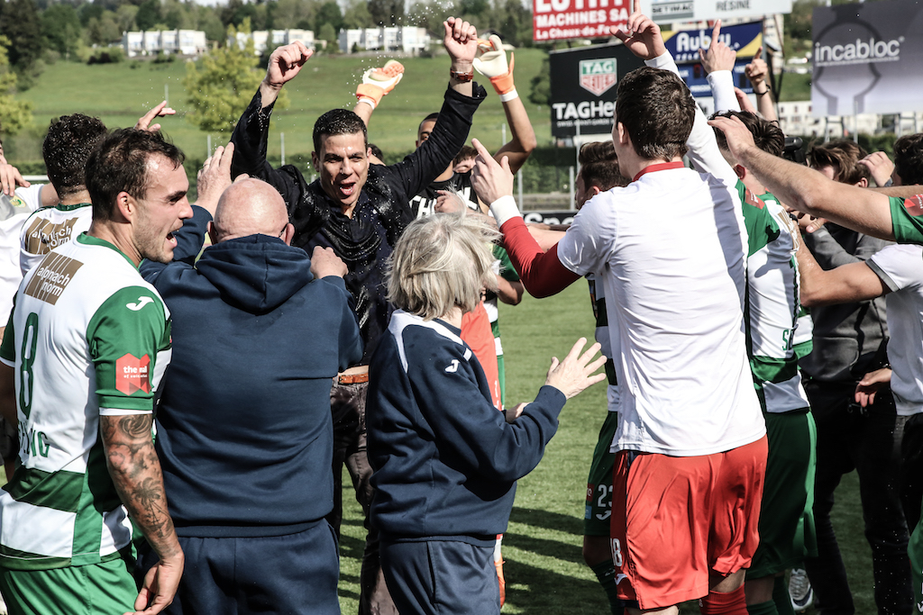 Trainer Bruno Berner (schwarzes Hemd) feiert mit der Mannschaft.