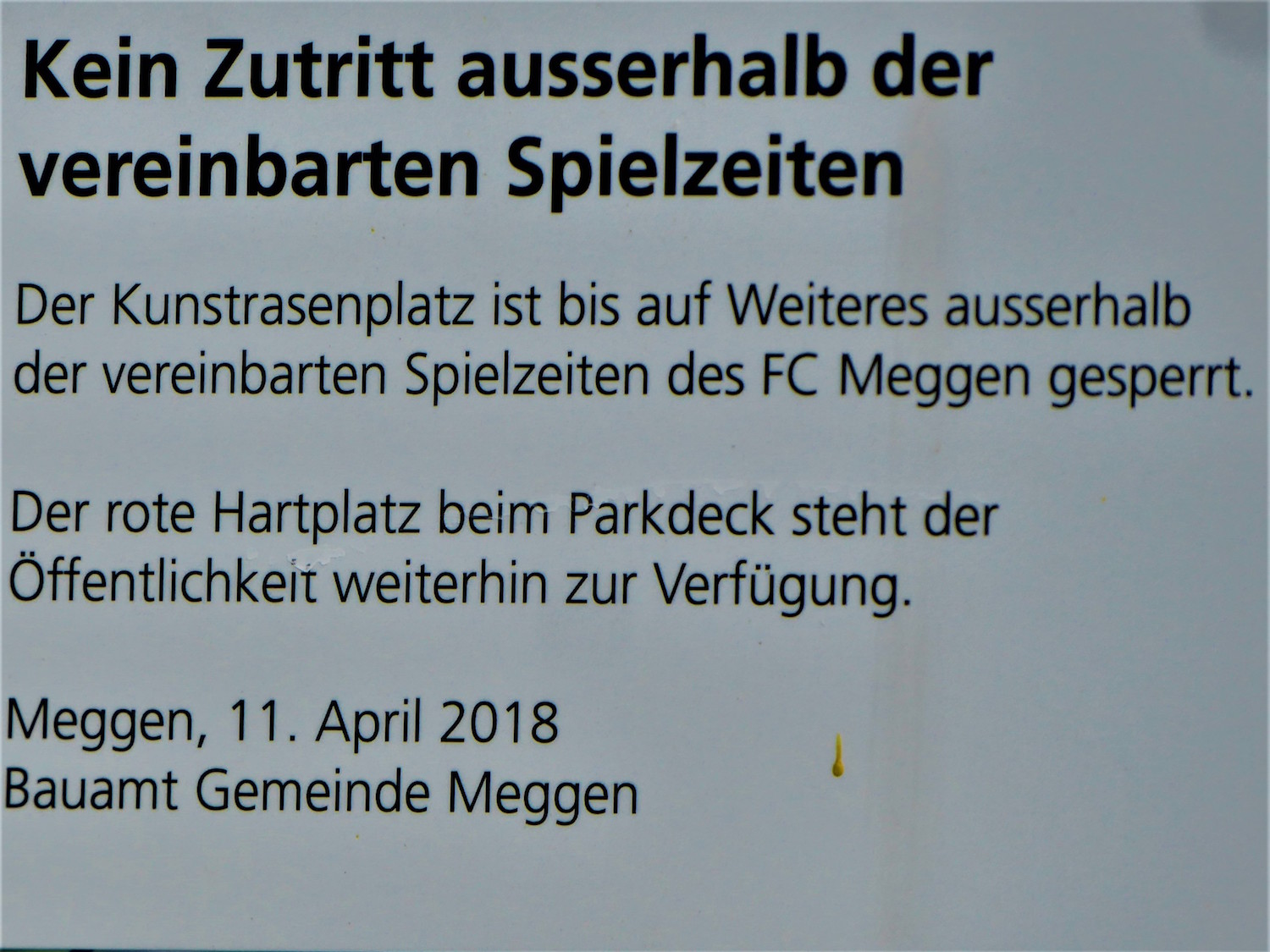 Seit Mitte April prangt ein für Unverständnis sorgendes Verbotsschild am Eingang des Fussballplatzes.