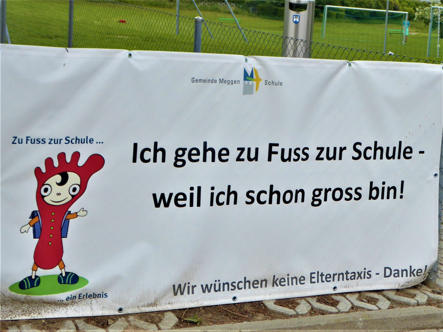 Helikoptereltern sind Eltern, welche ihre Kinder überallhin mit dem Auto kutschieren, was auch von der Gemeinde kritisiert wird.