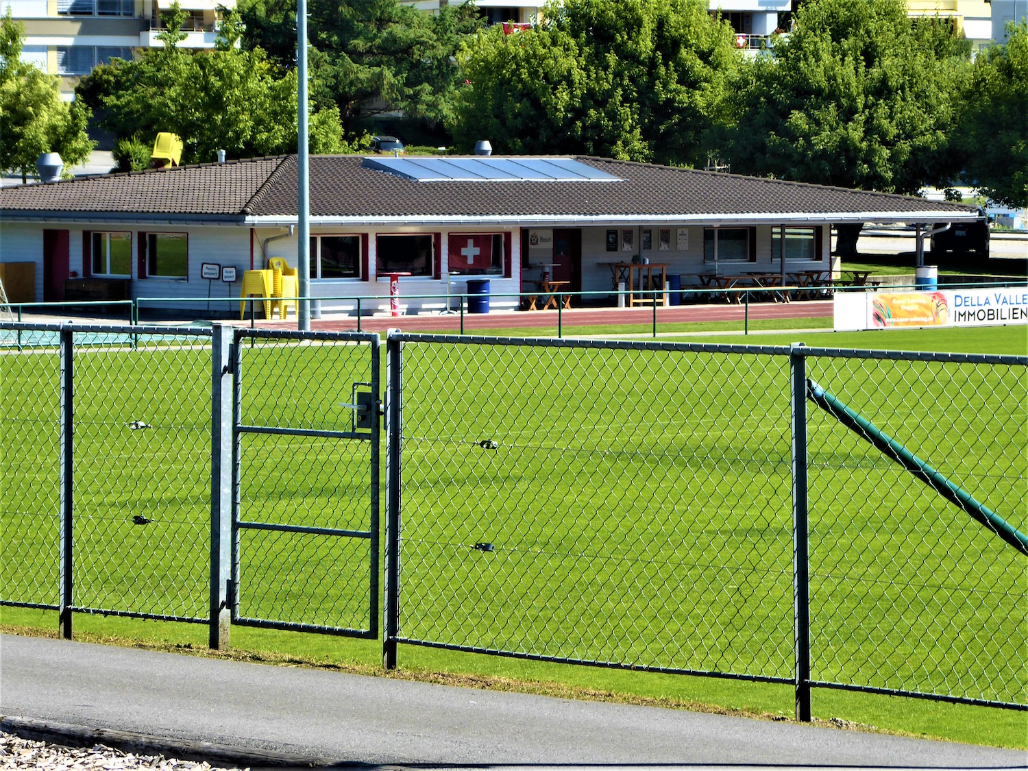 Das Clublokal ist ein weiterer Unruheherd, weil dort die Fussballer nach dem Training zusammensitzen.