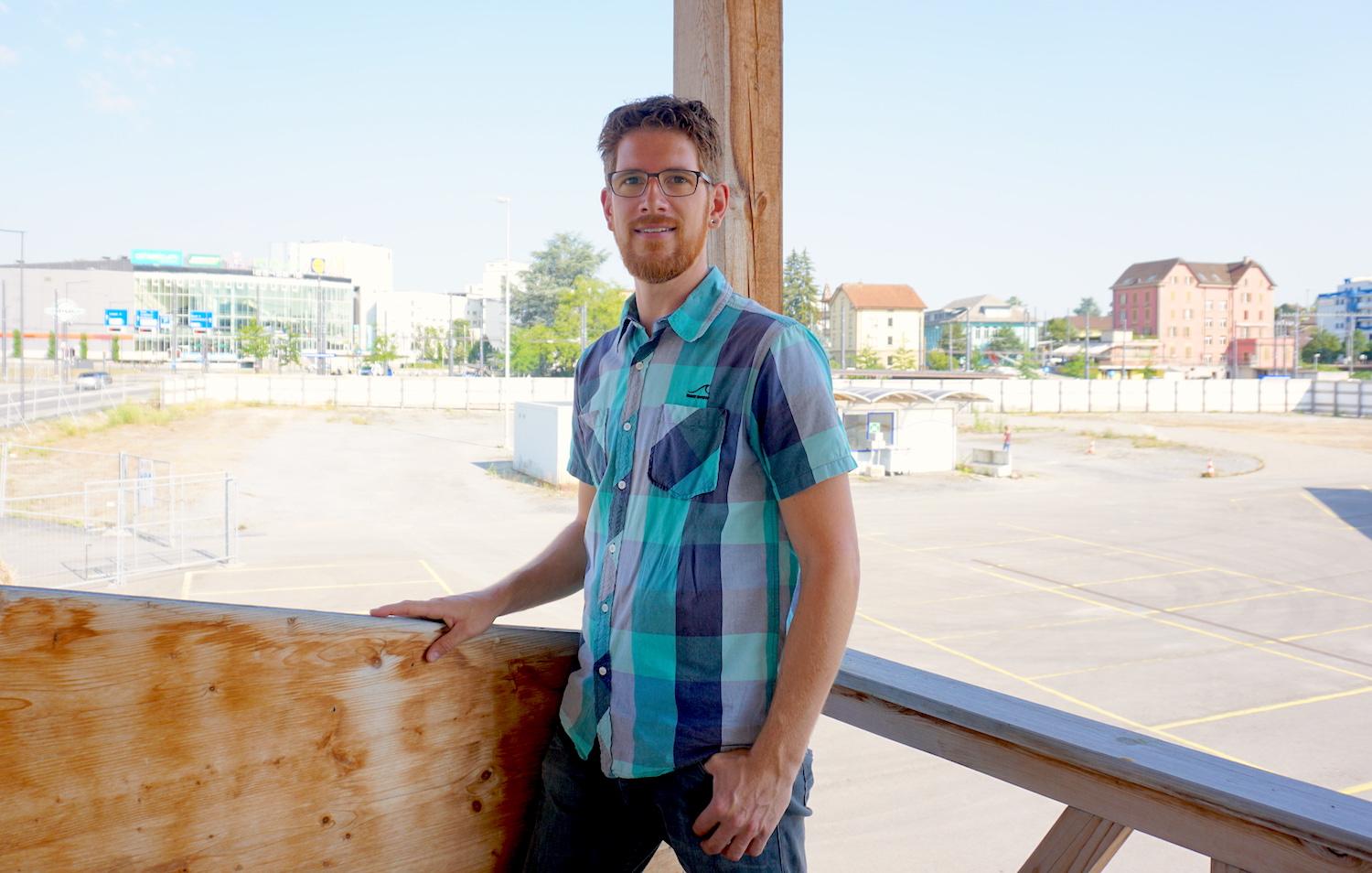 Raffael Känzig, verantwortlich für das Urban Farming auf dem Areal im Hintergrund.