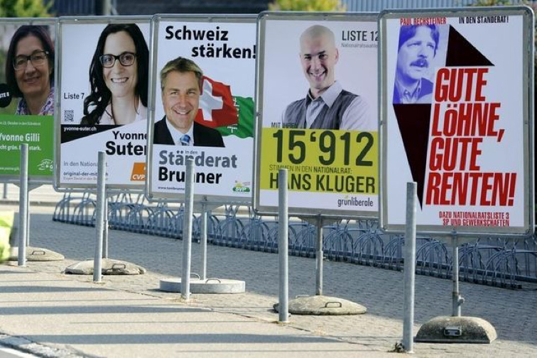 Ein Stangenwald von Wahlplakaten! Wer hat da noch den Überblick?